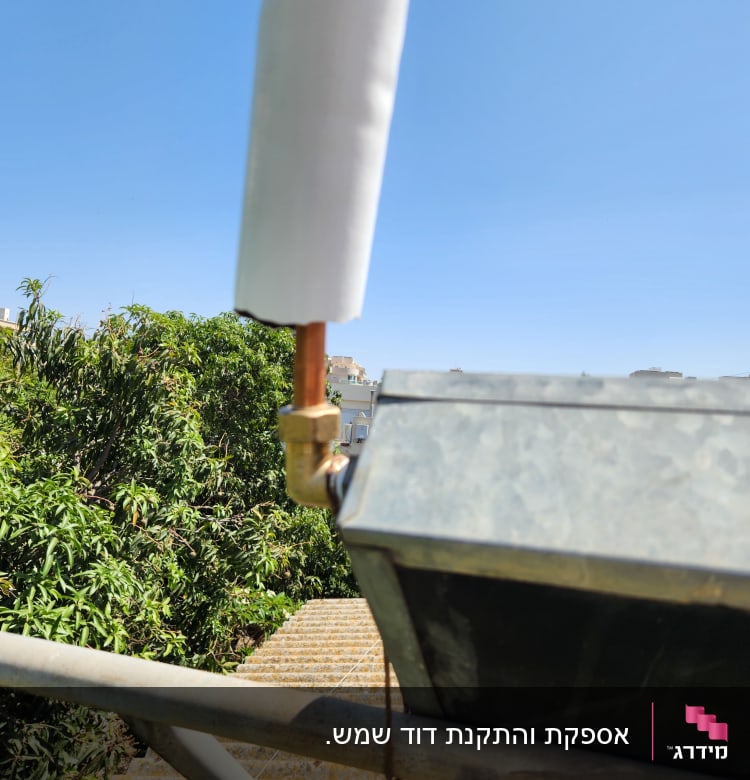 צינור נחושת מחובר לדוד שמש על גג